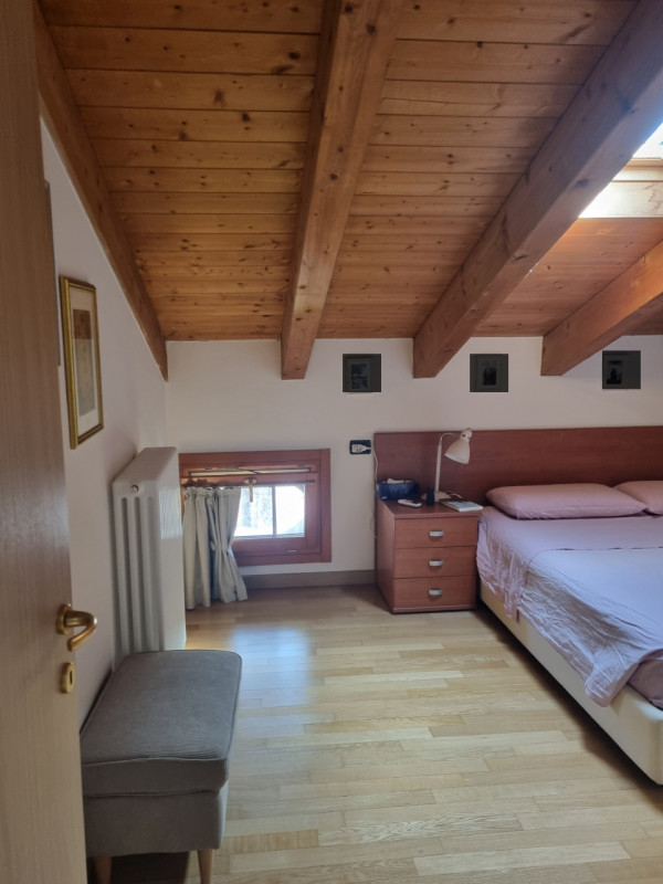 Proponiamo in vendita, esclusivamente presso la nostra Agenzia, un affascinante appartamento dupl...