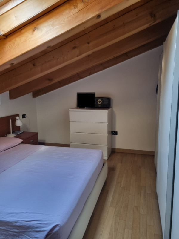 Proponiamo in vendita, esclusivamente presso la nostra Agenzia, un affascinante appartamento dupl...