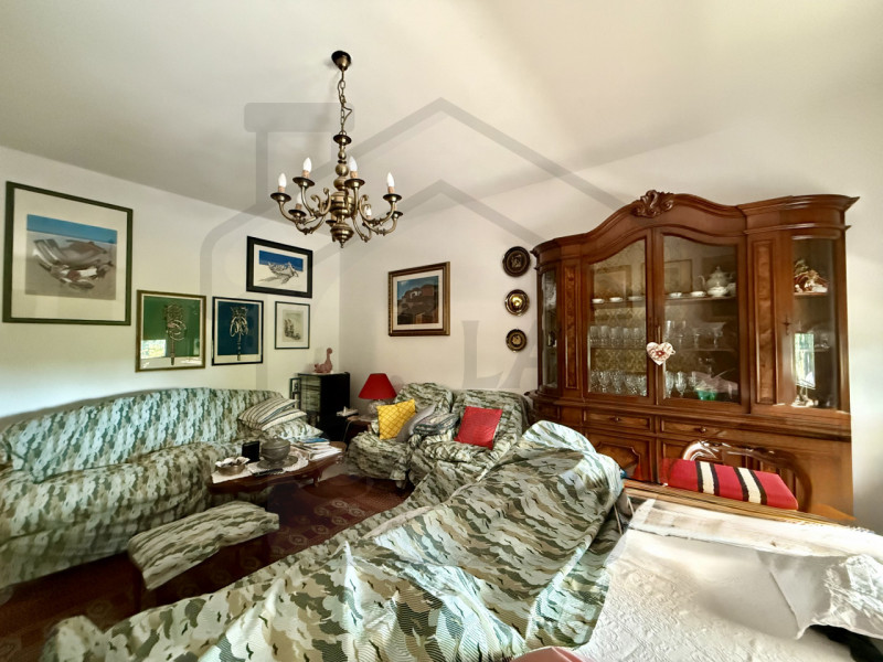 ABANO TERME - In una tranquilla zona di Abano Terme, proponiamo in vendita una porzione di bifami...