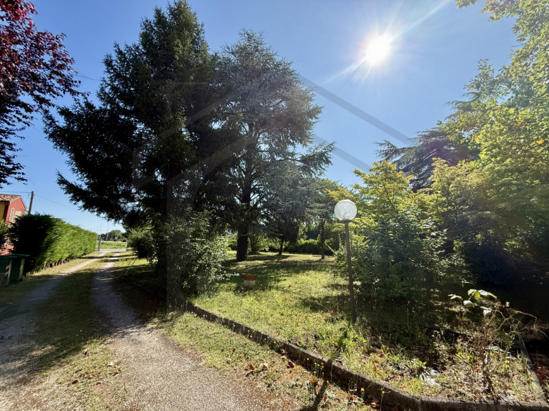 ABANO TERME - In una tranquilla zona di Abano Terme, proponiamo in vendita una porzione di bifami...