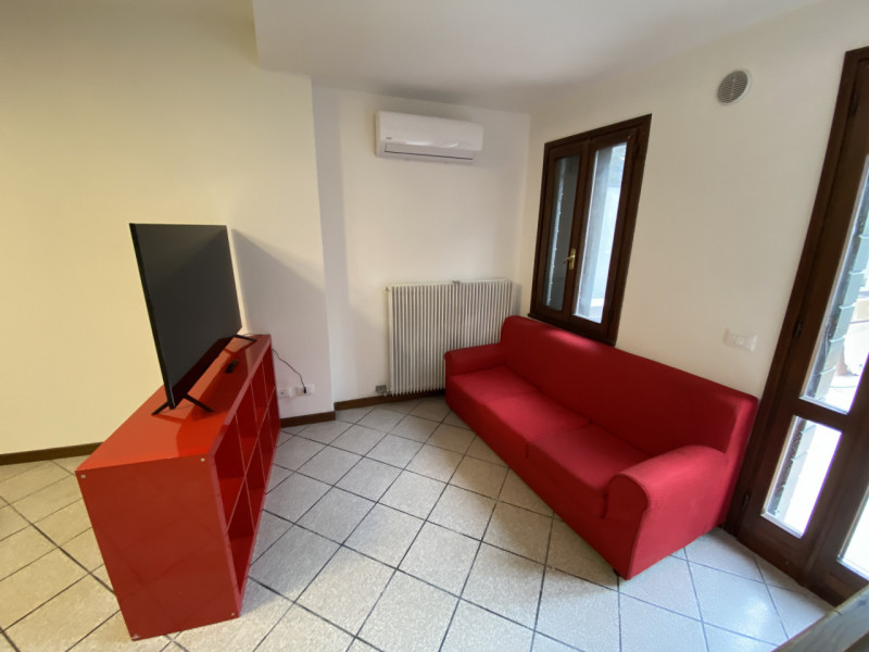 PER STUDENTI UNIVERSITARI E LAVORATORI via Belzoni: In zona comoda agli ospedali e alle universit...