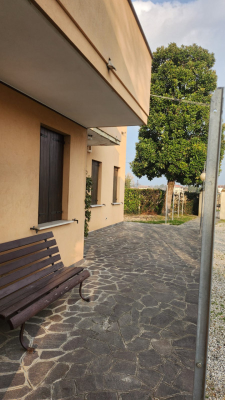 In una delle zone più tranquille e ricercate di Sarmeola, nel comune di Rubano, proponiamo in ven...