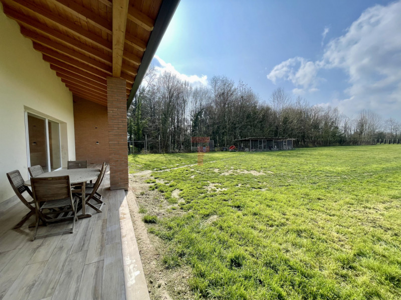 Nella tranquilla campagna di Legnaro, in posizione strategica tra Legnaro, Polverara, Brugine e V...