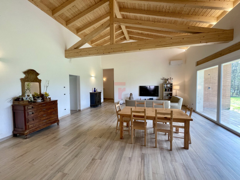 Nella tranquilla campagna di Legnaro, in posizione strategica tra Legnaro, Polverara, Brugine e V...