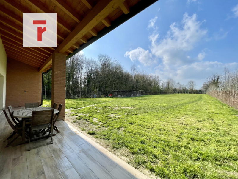 Nelle campagne nelle vicinanze di Brugine, proponiamo casa di campagna di nuova costruzione con t...