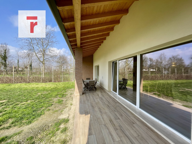 Nelle campagne nelle vicinanze di Brugine, proponiamo casa di campagna di nuova costruzione con t...