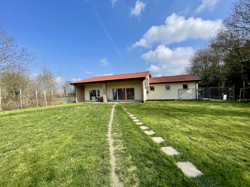 Nella tranquilla campagna di Legnaro, in posizione strategica tra Legnaro, Polverara, Brugine e V...
