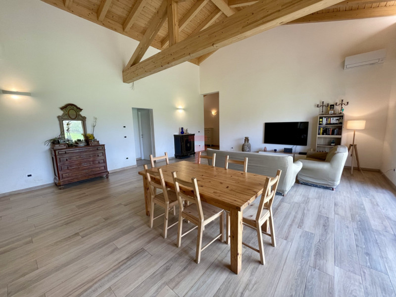Nella tranquilla campagna di Legnaro, in posizione strategica tra Legnaro, Polverara, Brugine e V...