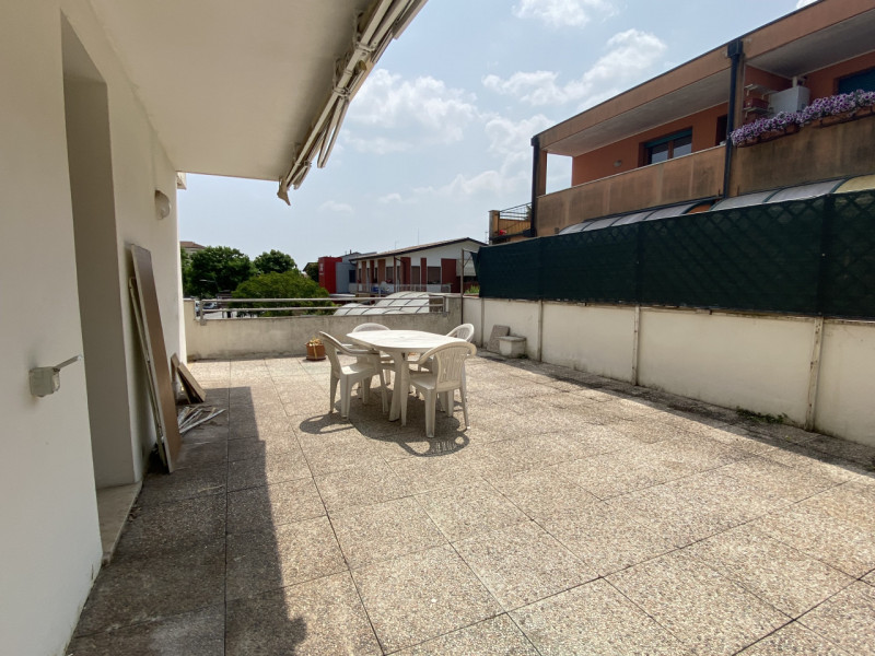 Montegrotto Terme centro Appartamento su due livelli con grande terrazzo soggiorno ampio con ango...