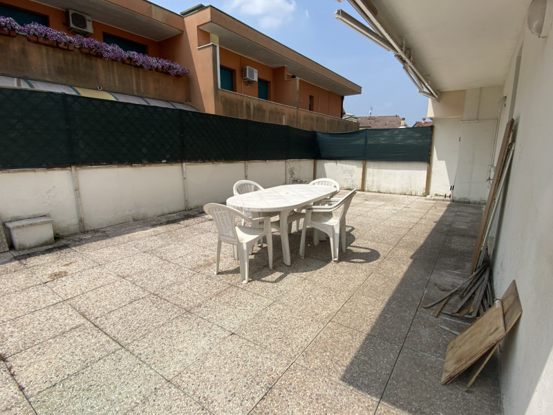 Montegrotto Terme centro Appartamento su due livelli con grande terrazzo soggiorno ampio con ango...