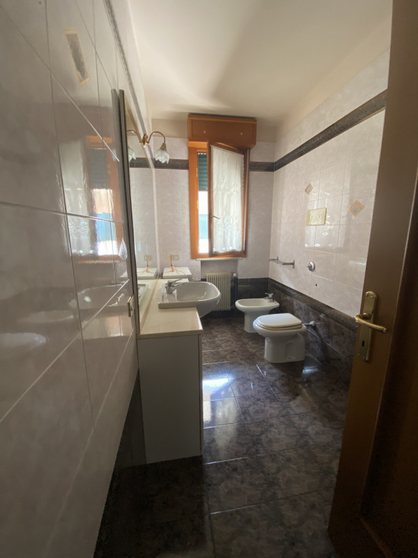 Montegrotto Terme centro Appartamento su due livelli con grande terrazzo soggiorno ampio con ango...