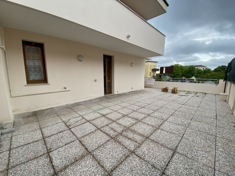 Montegrotto Terme centro Appartamento su due livelli con grande terrazzo soggiorno ampio con ango...