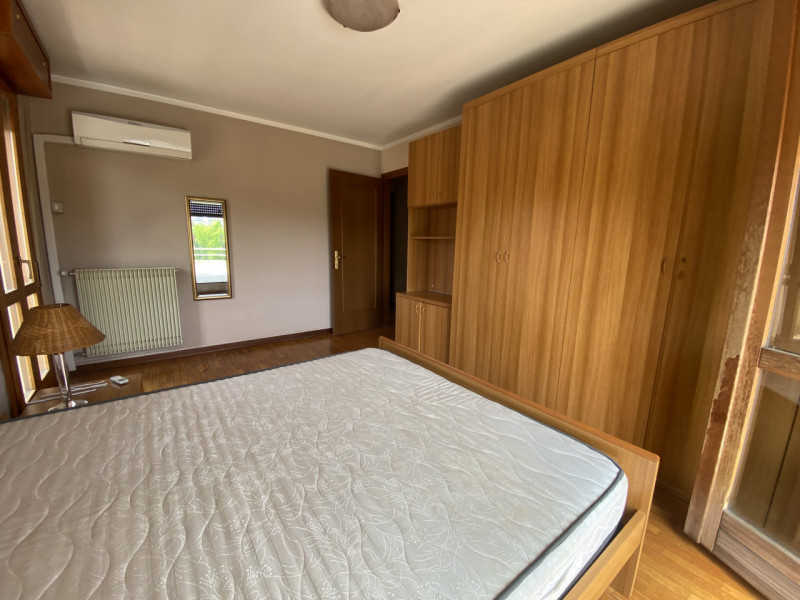 Montegrotto Terme centro Appartamento su due livelli con grande terrazzo soggiorno ampio con ango...