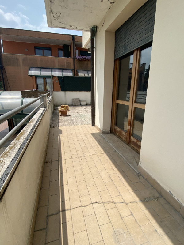 Montegrotto Terme centro Appartamento su due livelli con grande terrazzo soggiorno ampio con ango...