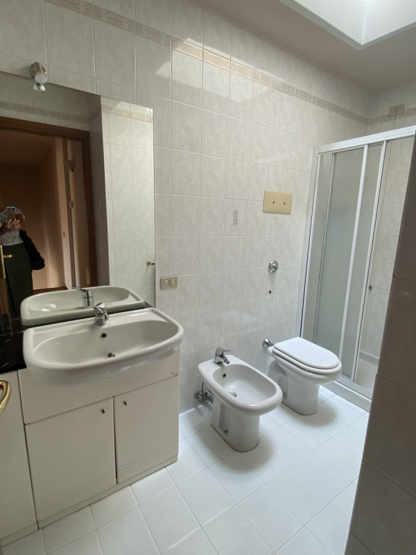 Montegrotto Terme centro Appartamento su due livelli con grande terrazzo soggiorno ampio con ango...