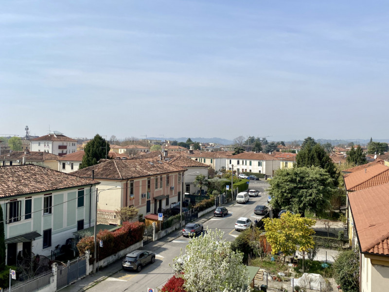 Nel cuore di Vicenza, nel quartiere di San Bortolo, adiacente all'ospedale e comodo al centro, vi...