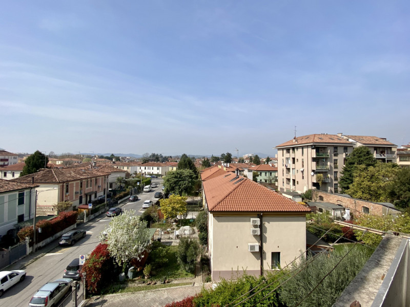 Nel cuore di Vicenza, nel quartiere di San Bortolo, adiacente all'ospedale e comodo al centro, vi...
