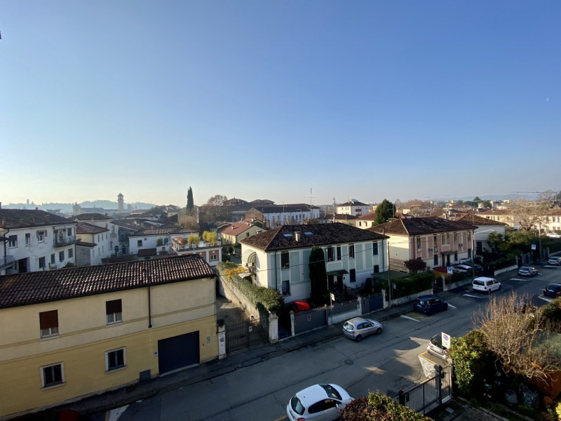 Nel cuore di Vicenza, nel quartiere di San Bortolo, adiacente all'ospedale e comodo al centro, vi...