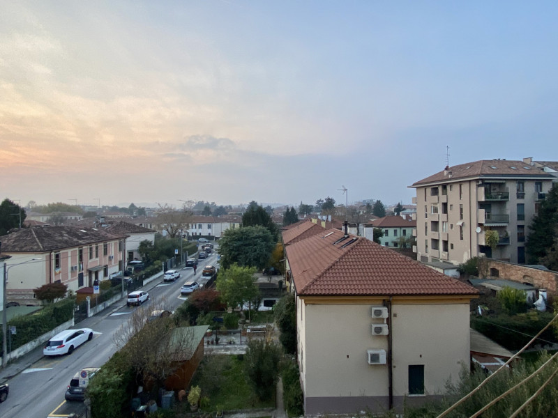 Nel cuore di Vicenza, nel quartiere di San Bortolo, adiacente all'ospedale e comodo al centro, vi...