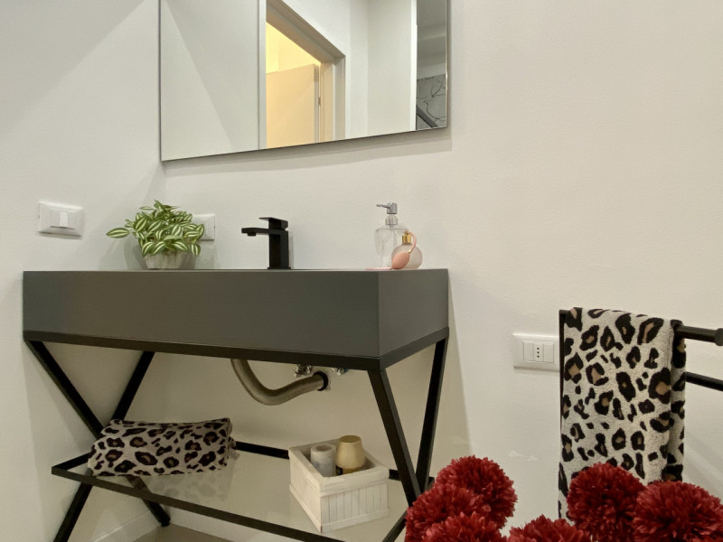 Nel cuore di Vicenza, nel quartiere di San Bortolo, adiacente all'ospedale e comodo al centro, vi...