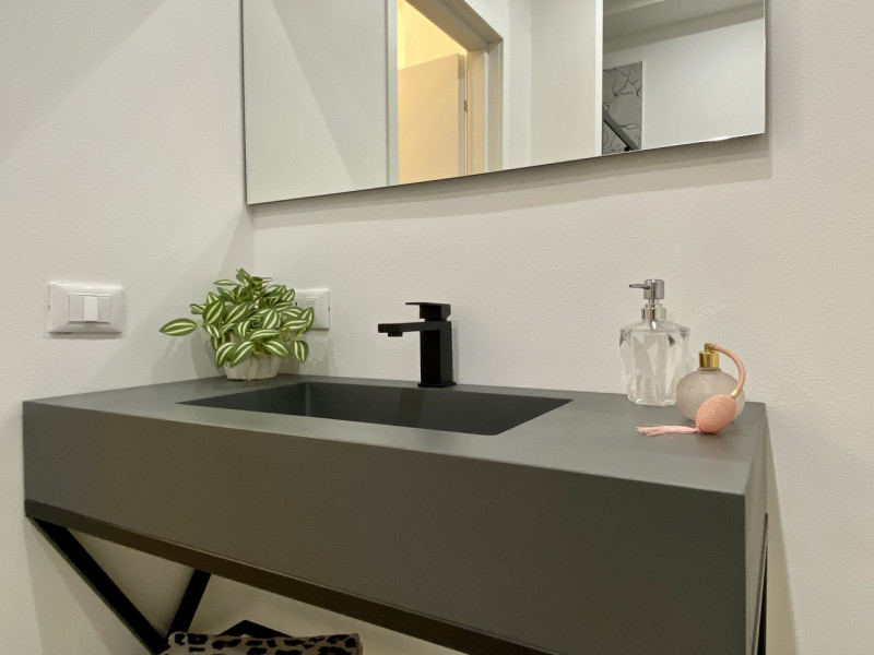 Nel cuore di Vicenza, nel quartiere di San Bortolo, adiacente all'ospedale e comodo al centro, vi...