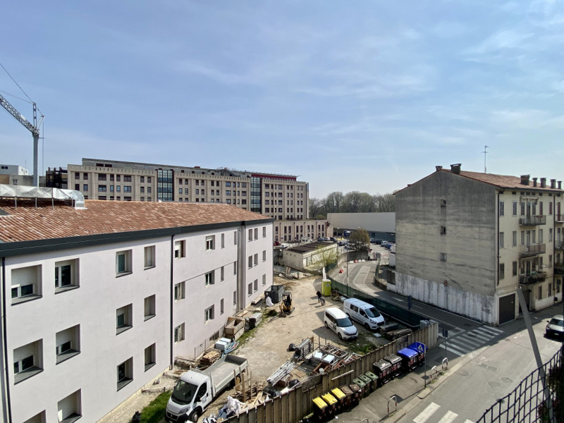 Nel cuore di Vicenza, nel quartiere di San Bortolo, adiacente all'ospedale e comodo al centro, vi...