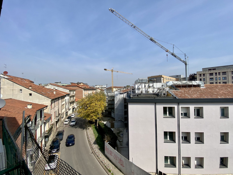 Nel cuore di Vicenza, nel quartiere di San Bortolo, adiacente all'ospedale e comodo al centro, vi...