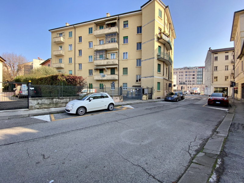 Nel cuore di Vicenza, nel quartiere di San Bortolo, adiacente all'ospedale e comodo al centro, vi...