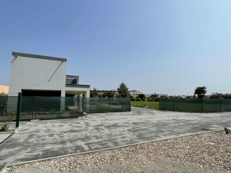 Splendida villa bifamiliare ad uso abitativo situata nel comune di Selvazzano Dentro, nella provi...