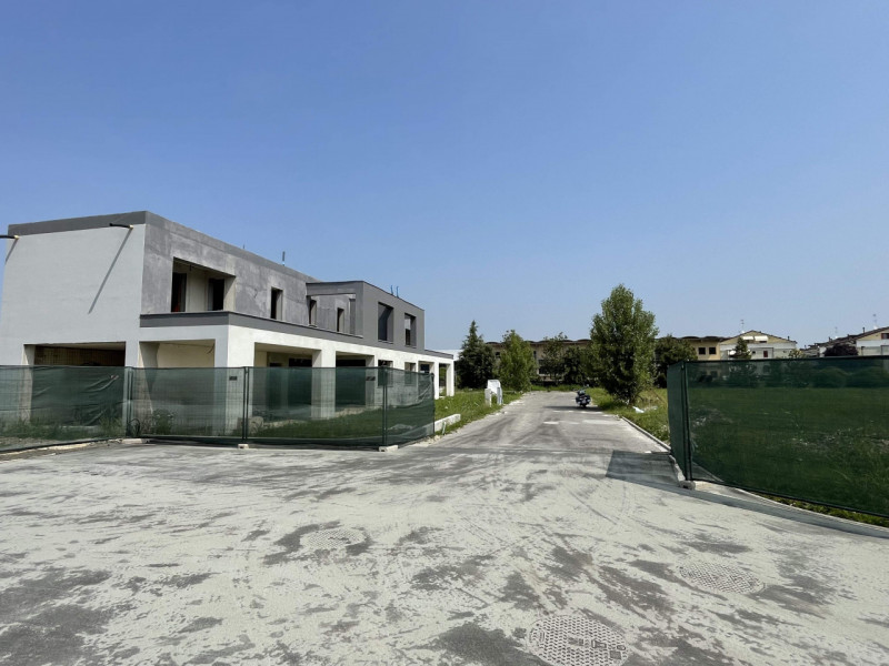 Splendida villa bifamiliare ad uso abitativo situata nel comune di Selvazzano Dentro, nella provi...