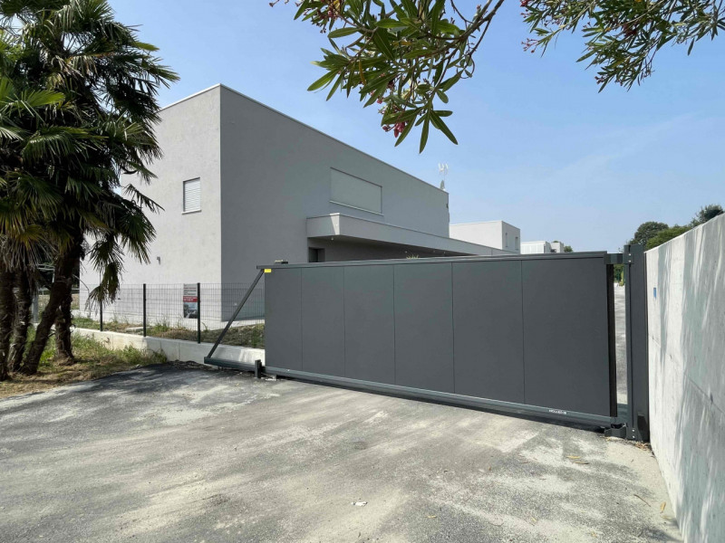 Splendida villa bifamiliare ad uso abitativo situata nel comune di Selvazzano Dentro, nella provi...