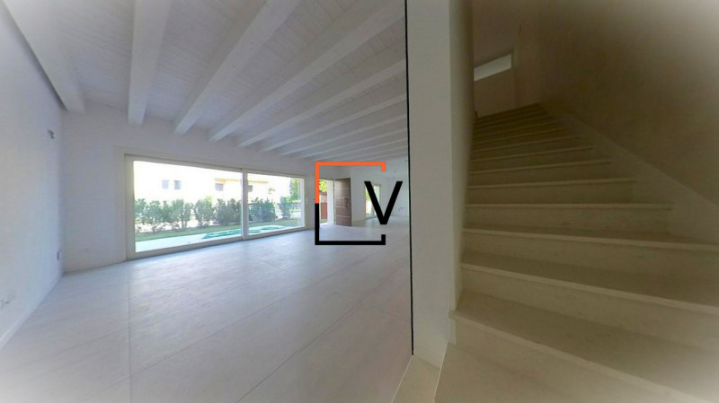 V385 - Proponiamo in vendita nella splendida zona di via F. Barbiero, a soli cinque minuti a pien...