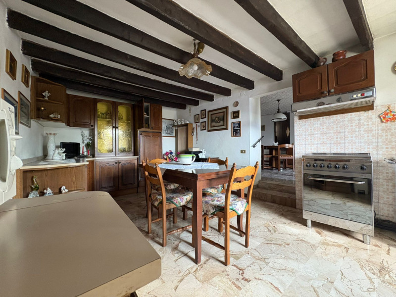 In posizione collinare, immersa nel silenzio e nel verde, proponiamo in vendita casa di corte, su...