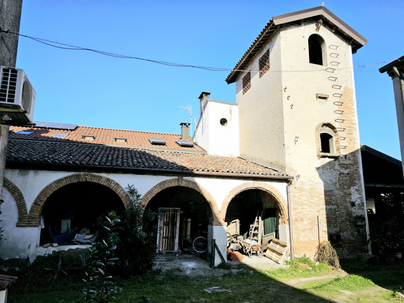 Proponiamo in vendita a Este, in una zona che permette di raggiungerne facilmente il centro, eleg...
