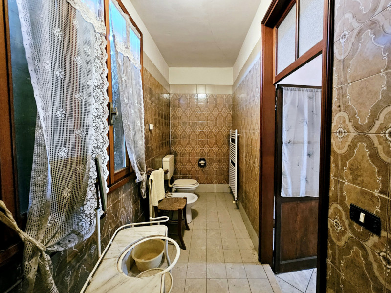 Proponiamo in vendita a Este, in una zona che permette di raggiungerne facilmente il centro, eleg...