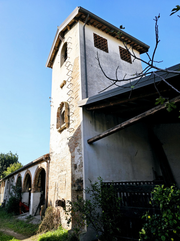 Proponiamo in vendita a Este, in una zona che permette di raggiungerne facilmente il centro, eleg...