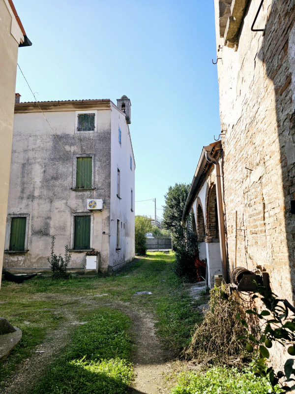 Proponiamo in vendita a Este, in una zona che permette di raggiungerne facilmente il centro, eleg...