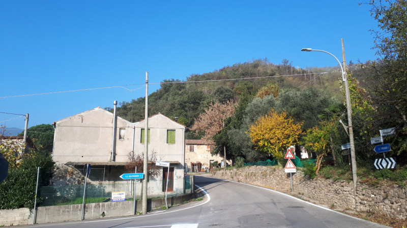 Casa accostata ma con ingresso indipendente e giardino privato ai piedi dei Colli.

- La casa è d...