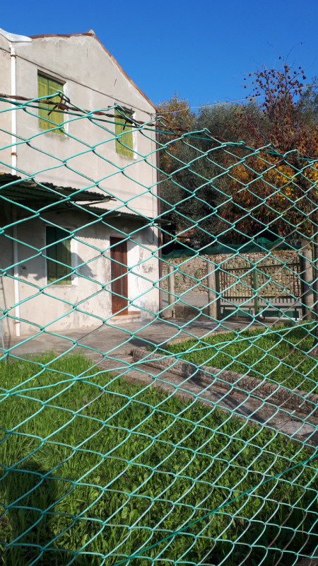 Casa accostata ma con ingresso indipendente e giardino privato ai piedi dei Colli.

- La casa è d...