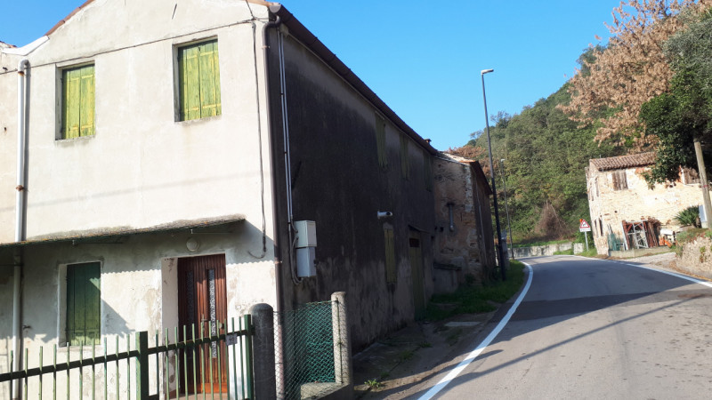 Casa accostata ma con ingresso indipendente e giardino privato ai piedi dei Colli.

- La casa è d...