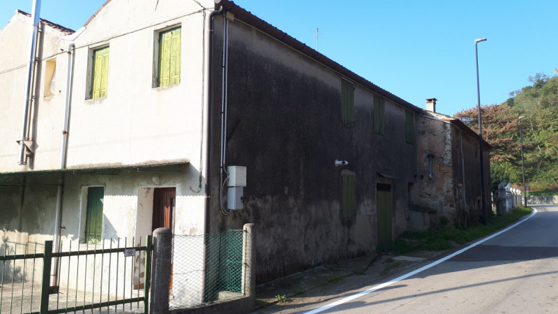Casa accostata ma con ingresso indipendente e giardino privato ai piedi dei Colli.

- La casa è d...