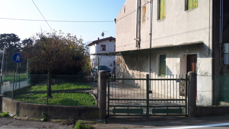 Casa accostata ma con ingresso indipendente e giardino privato ai piedi dei Colli.

- La casa è d...