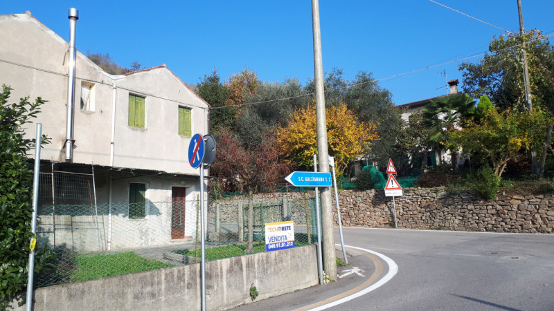 Casa accostata ma con ingresso indipendente e giardino privato ai piedi dei Colli.

- La casa è d...