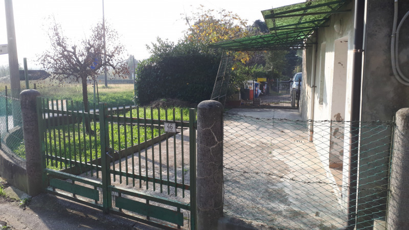 Casa accostata ma con ingresso indipendente e giardino privato ai piedi dei Colli.

- La casa è d...