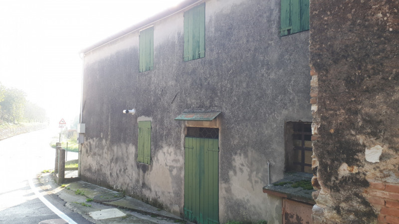 Casa accostata ma con ingresso indipendente e giardino privato ai piedi dei Colli.

- La casa è d...