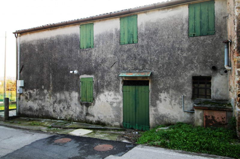 Casa accostata ma con ingresso indipendente e giardino privato ai piedi dei Colli.

- La casa è d...