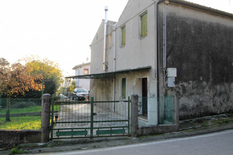 Casa accostata ma con ingresso indipendente e giardino privato ai piedi dei Colli.

- La casa è d...