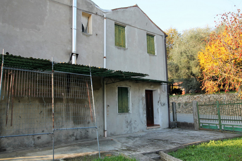 Casa accostata ma con ingresso indipendente e giardino privato ai piedi dei Colli.

- La casa è d...
