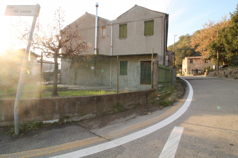 Casa accostata ma con ingresso indipendente e giardino privato ai piedi dei Colli.

- La casa è d...