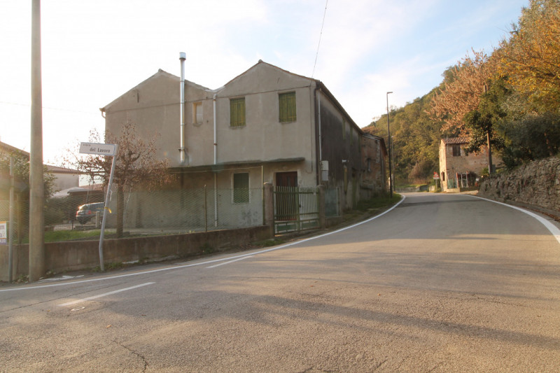 Casa accostata ma con ingresso indipendente e giardino privato ai piedi dei Colli.

- La casa è d...